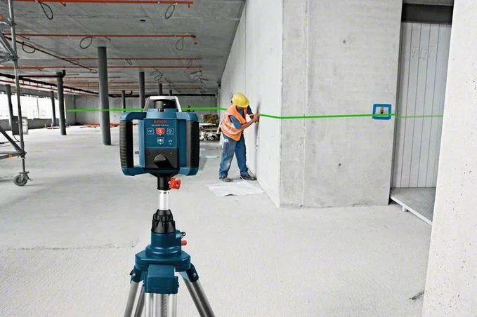 Cho phép người dùng có thể đặt máy cân bằng laser ở nhiều địa hình khác nhau